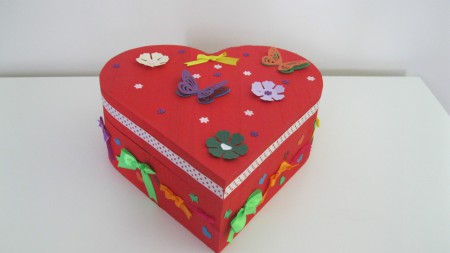 Hartvormige houten doos gevuld met snoephartjes €10,-