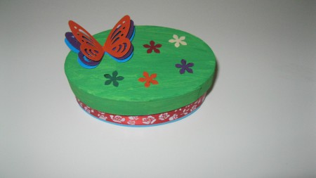 Leuk klein bakje om een cadeautje in te doen. € 2,-